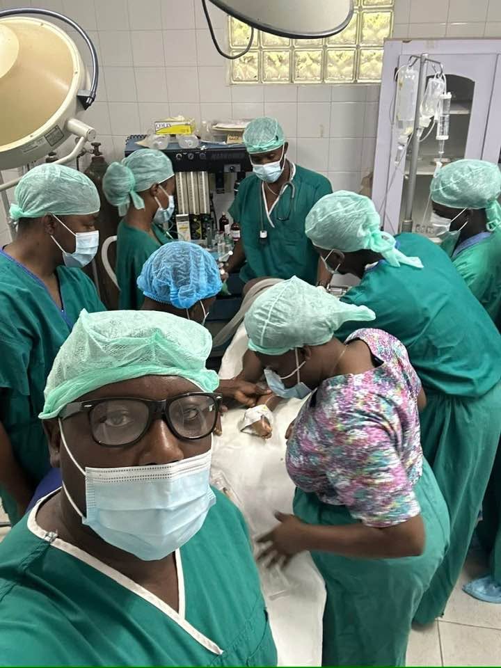 Dr Berthony François au bloc opératoire avec son équipe médicale